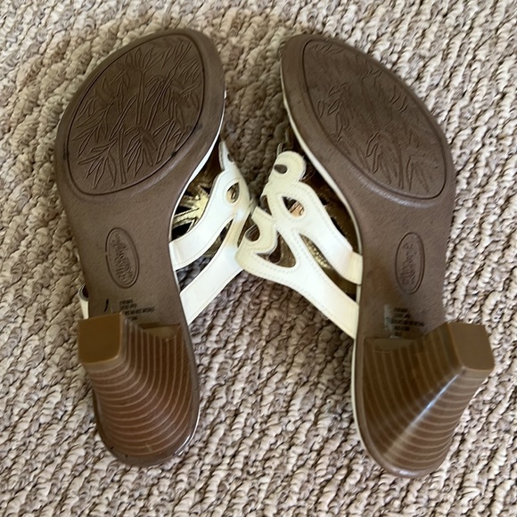 Eurosoft Sofft 7.5 patent leather eggshell white comfort sandal heels. - Picture 2 of 3